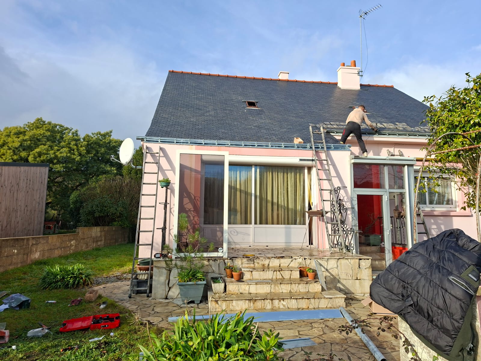 Chantier de rénovation de toiture sur maison
